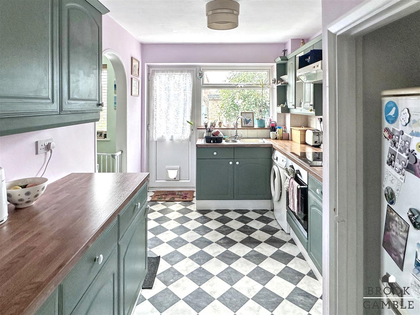 3 Bedroom House - Mid Terrace. Magnolia Walk in Eastbourne,  5